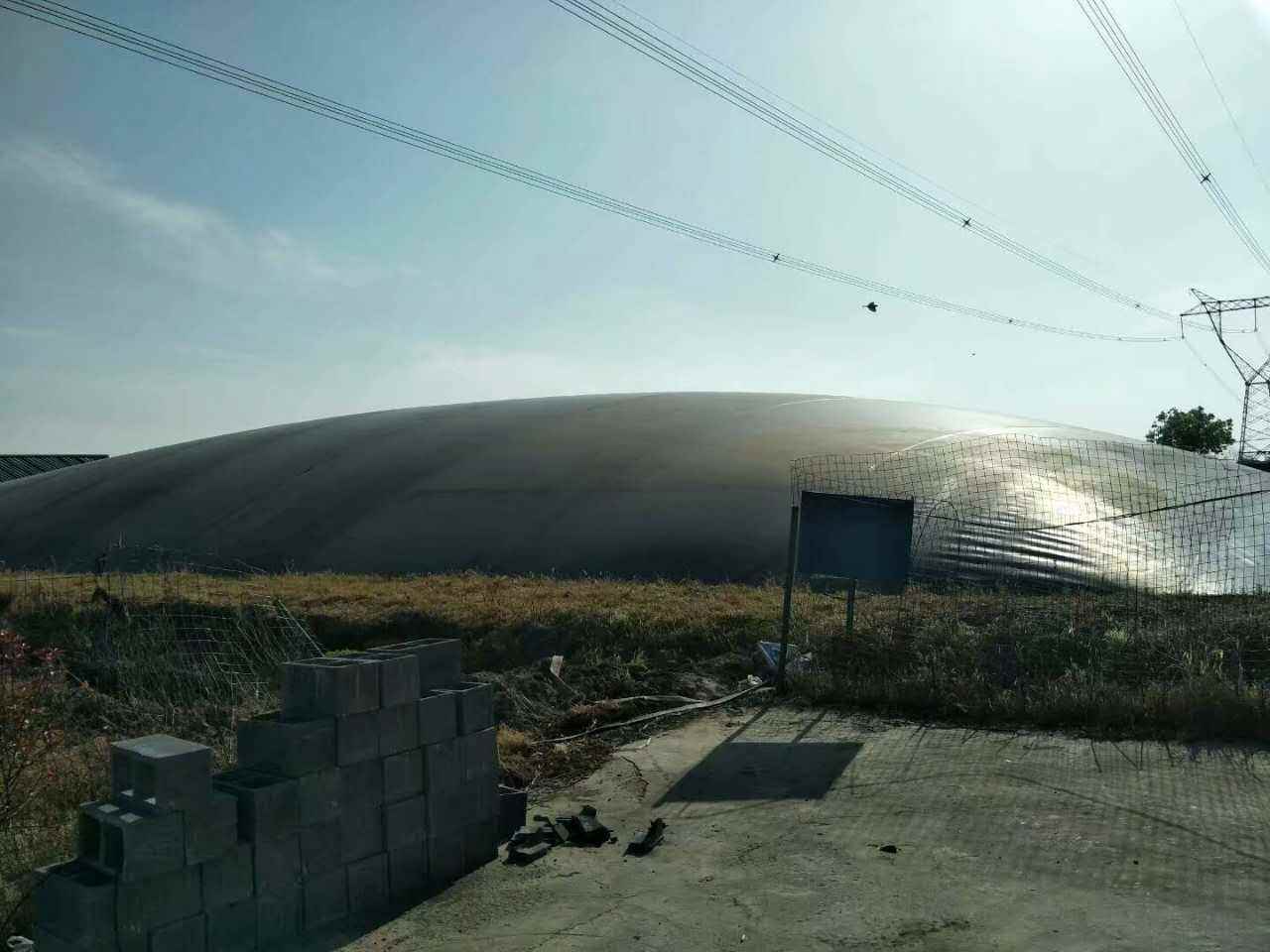 修筑完工的外圍堰鋪設土工膜表面一定要加寬嗎？